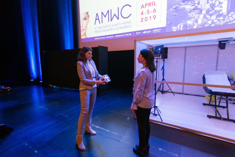 Un expert explique en direct l’utilisation d’une technologie de pointe en photographie médicale.