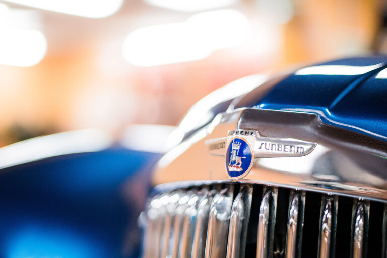 Logo du véhicule Sunbeam Alpine restauré, symbole du mariage entre tradition et innovation.