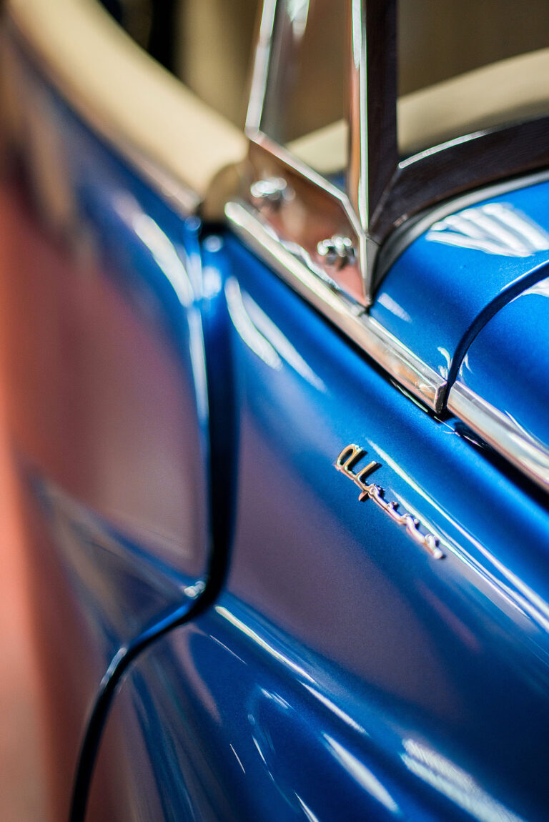 Détail de la carrosserie brillante après polissage, reflétant l’attention portée aux finitions.