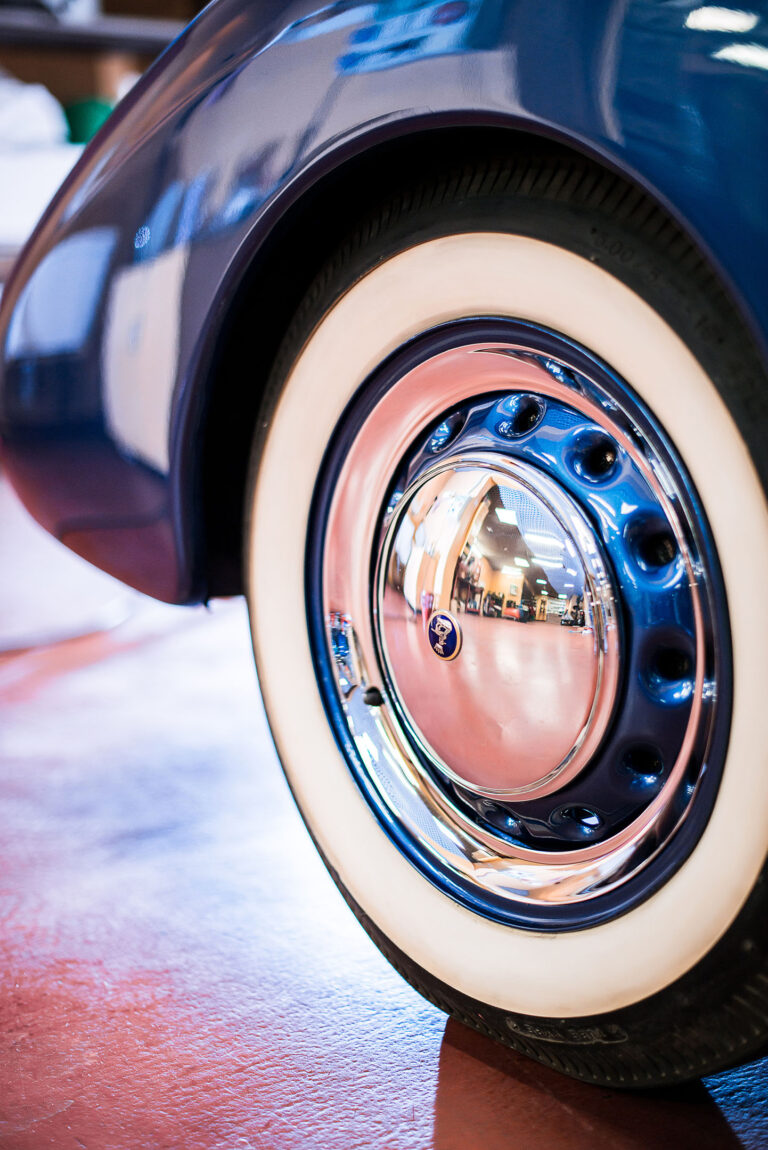 Détail raffiné d’une roue chromée, capturant l’éclat du métal poli et la précision du design automobile.