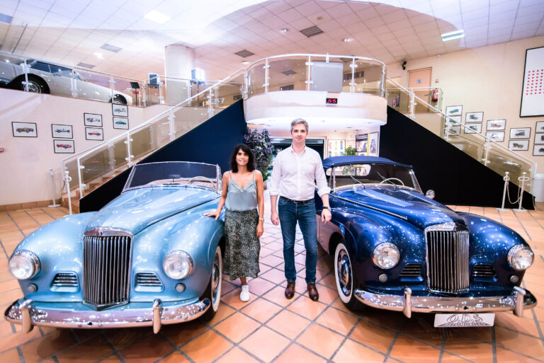 Deux passionnés d’automobile posent entre deux Sunbeams dans le prestigieux musée de l’Automobile de Monaco.