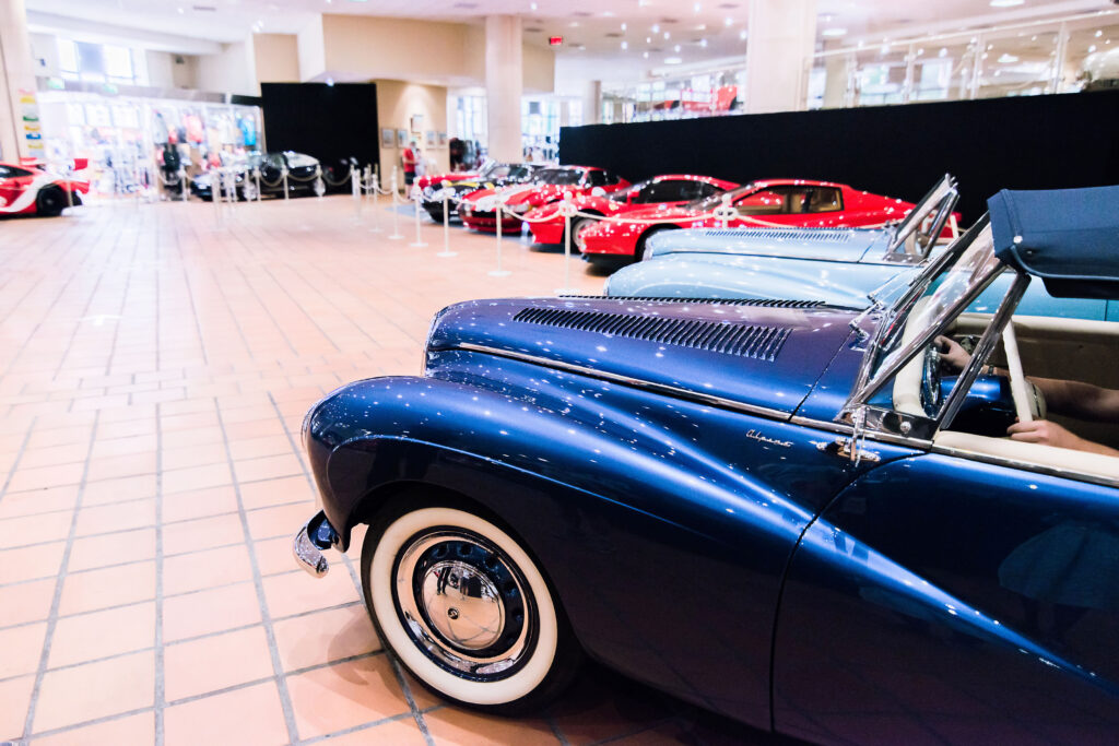 Alignement élégant de voitures de collection au musée de l’Automobile de Monaco, mettant en valeur l’histoire et le prestige des véhicules d’époque.