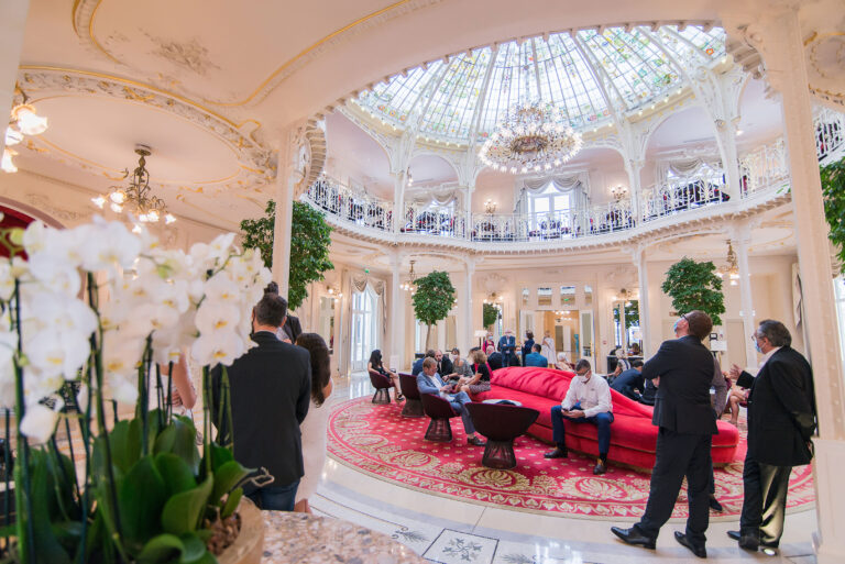 Photographe événementiel entreprise Monaco: Un groupe d’invités profite d’un cocktail d’affaires dans un cadre prestigieux.