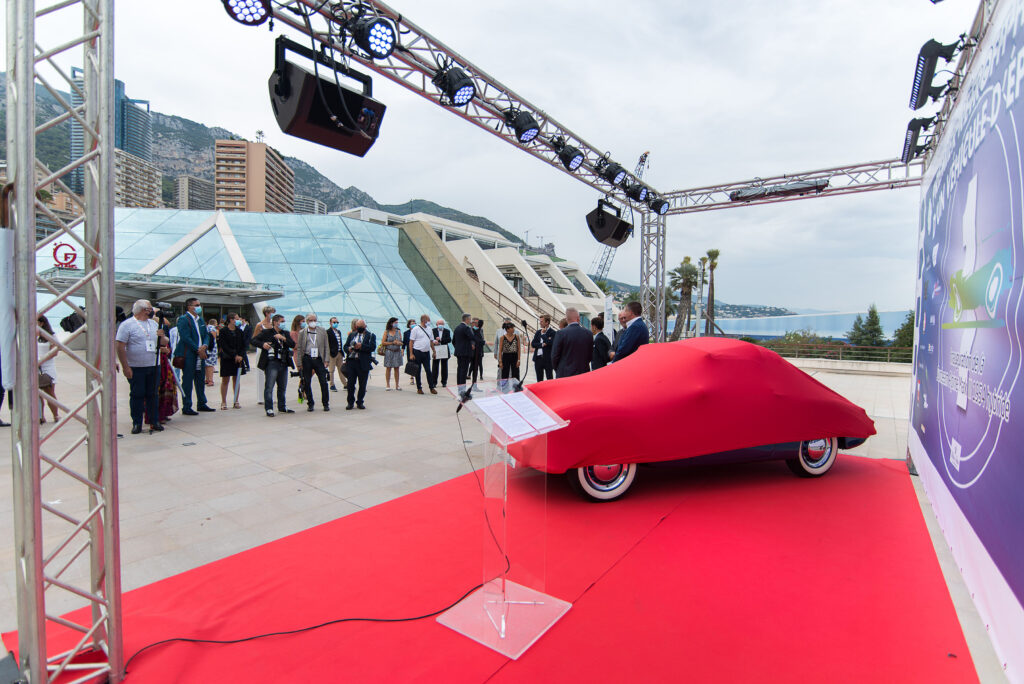 Vue d’ensemble de la foule et de la presse réunies pour l’événement exclusif.