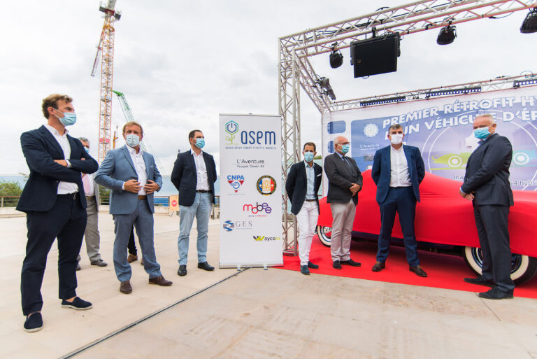 Échanges entre professionnels du secteur lors d’une conférence innovation à Monaco.