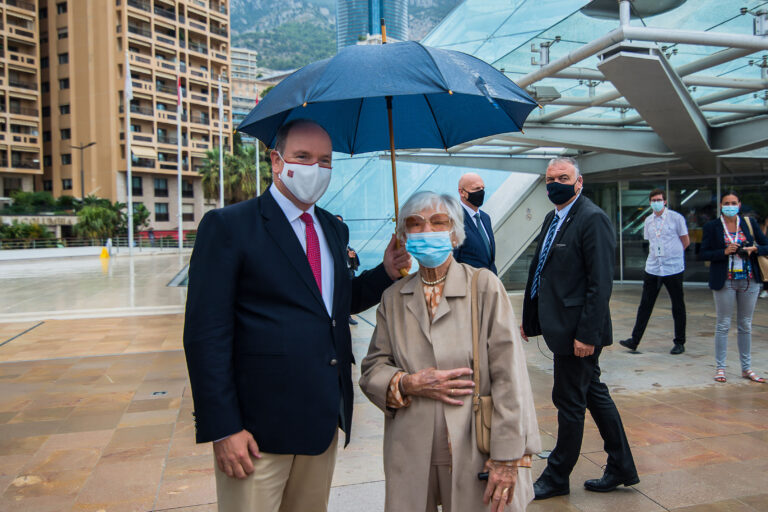 Le Prince Albert II de Monaco et l’actrice Brigitte Auber posent ensemble pour une photo lors de l’inauguration.