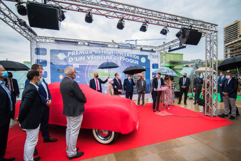 Intervenant sur scène lors d’une conférence sur l’innovation à Monaco.
