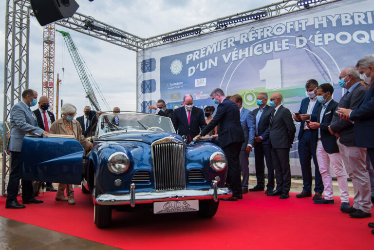 Le Prince Albert II de Monaco et Brigitte Auber prennent place dans le véhicule rétrofité pour une démonstration exclusive.