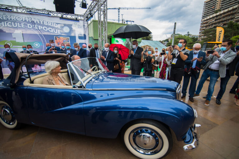 Balade inaugurale du Prince Albert II de Monaco et de Brigitte Auber dans la Sunbeam modernisée.