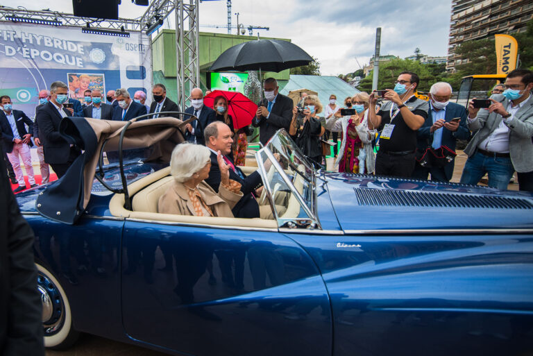 Démonstration du premier rétrofit hybride avec le Prince Albert II de Monaco au volant.