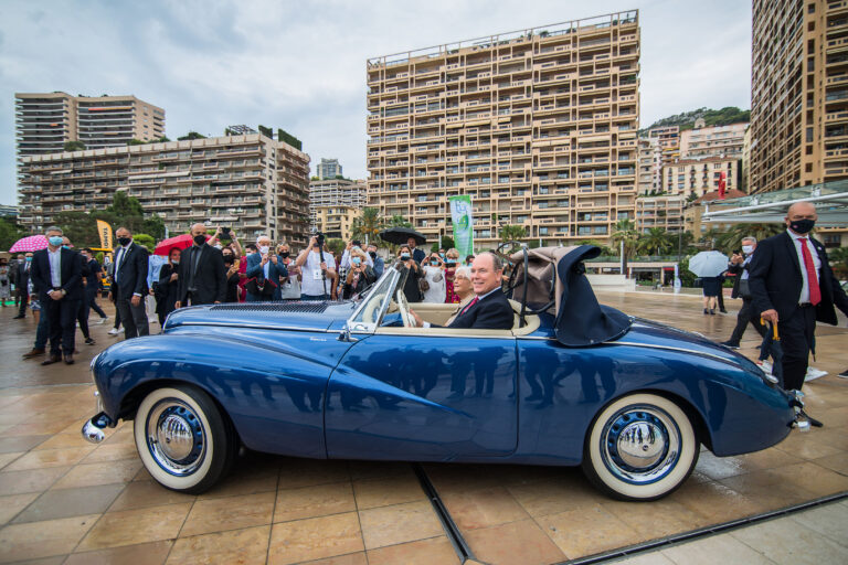 Le Prince Albert II au volant du véhicule historique revisité.