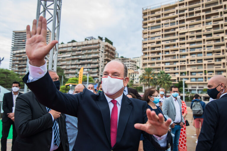 Le Prince Albert II saluant la foule à la fin de la cérémonie.
