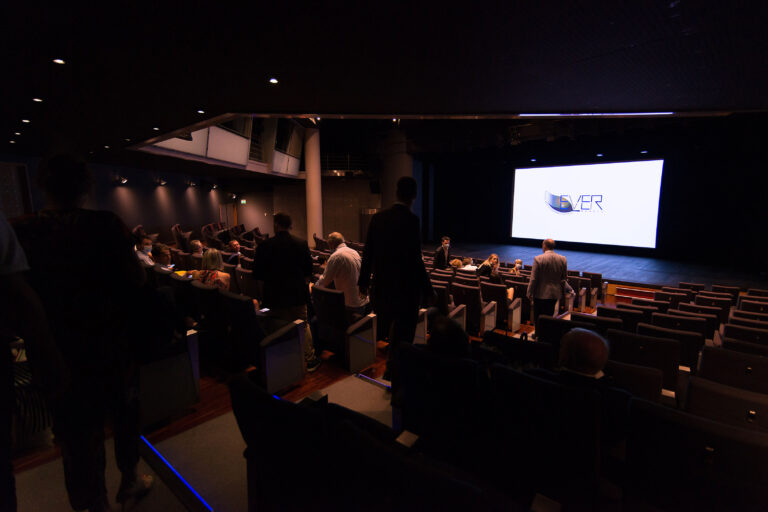 Lumières tamisées du cinéma, créant une ambiance élégante pour la soirée.