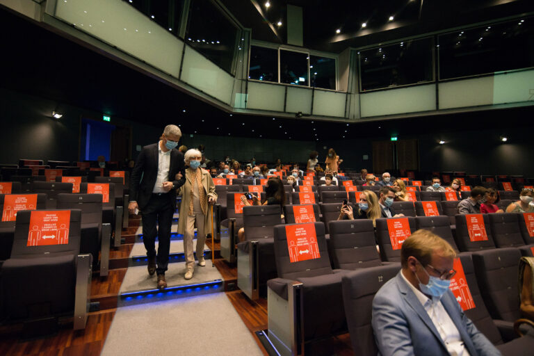 Public installé dans la salle avant le début du film.