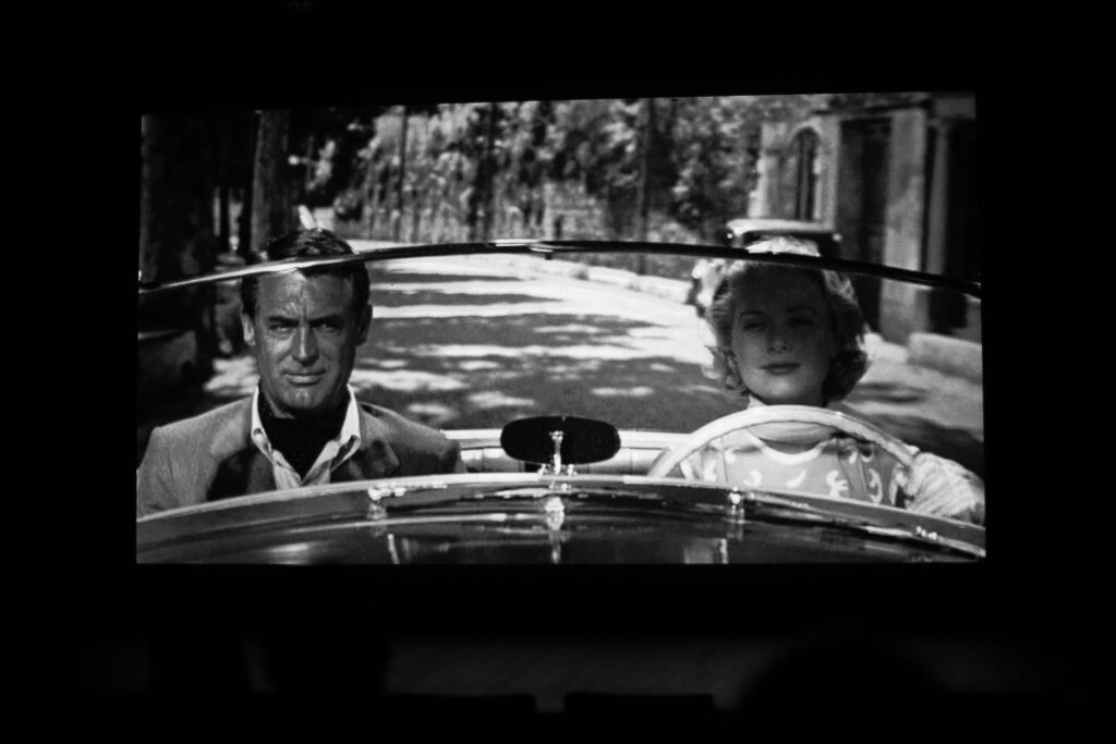 Projection d’une scène culte du film “La Main au Collet”, mettant en lumière l’histoire et l’élégance de la Sunbeam.