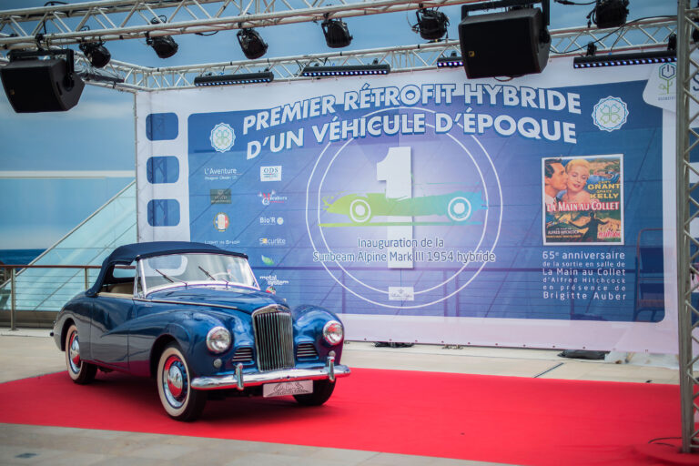 La voiture rétrofitée dévoilée au stand d’inauguration, sous les projecteurs de Monaco.
