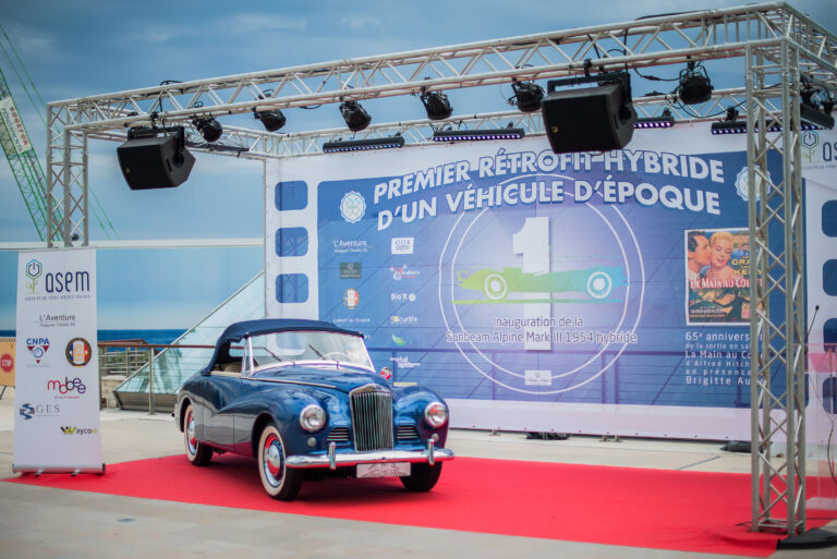 Photographe événementiel entreprise Monaco: Vue d'ensemble du stand d'inauguration avec la voiture dévoilée.
