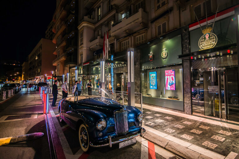 Réflexion des lumières urbaines sur la carrosserie de la voiture de collection.
