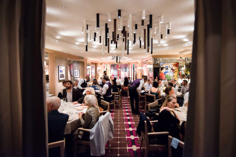 Vue d’ensemble du dîner de gala à l’Automobile Club de Monaco.