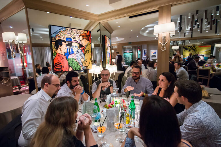 Photographie d’une session de networking entre experts de l’innovation à Monaco.