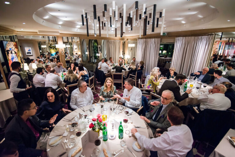 Reportage photo corporate Côte d’Azur : un cadre en train d’échanger avec des partenaires lors d’un cocktail d’entreprise.