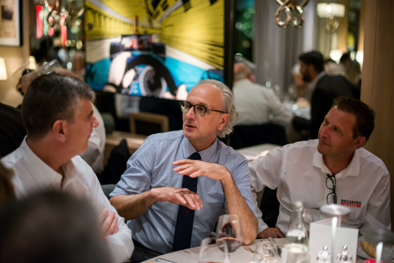 Dîner exclusif : portrait d’un invité dans l’ambiance feutrée du club.
