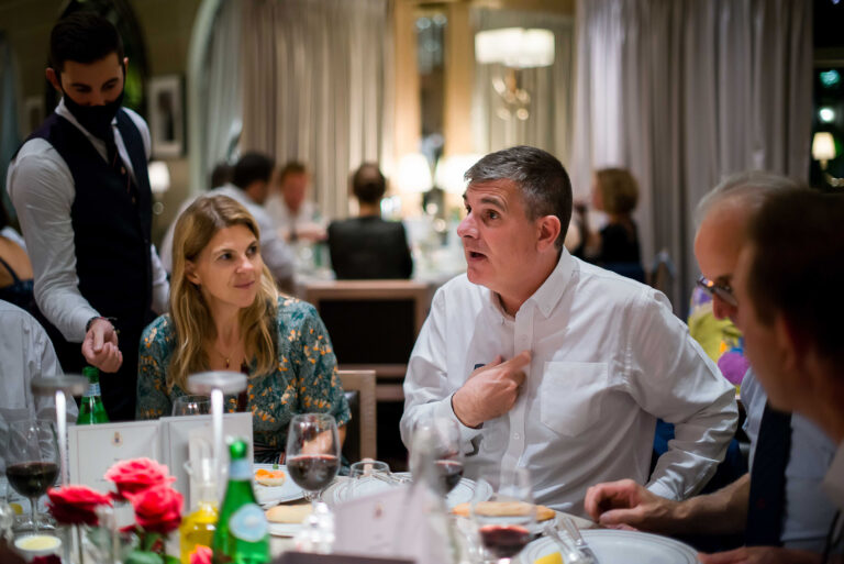 Conversations animées autour d’une table élégamment dressée.