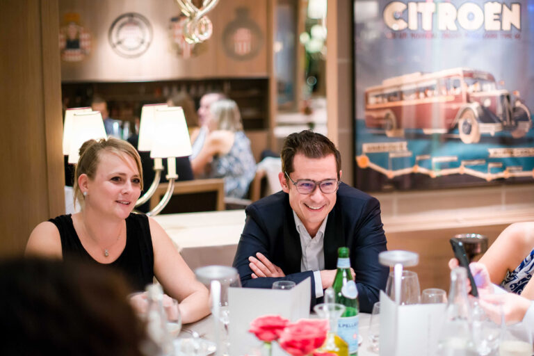 Échange chalereux entre les convives lors du dîner.