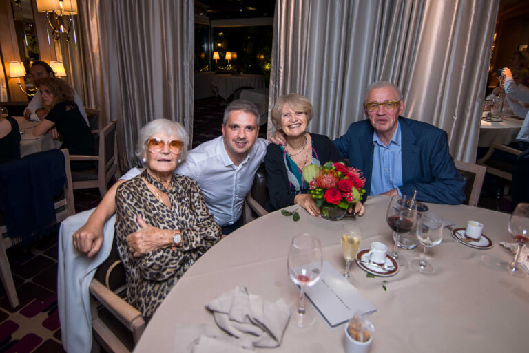 Photographe reportage événementiel entreprise Nice: Groupe posant pour une photo souvenir lors du dîner exclusif.