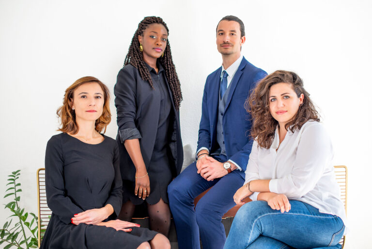 Portrait d’équipe d’un cabinet d’avocats, capturant professionnalisme et cohésion.