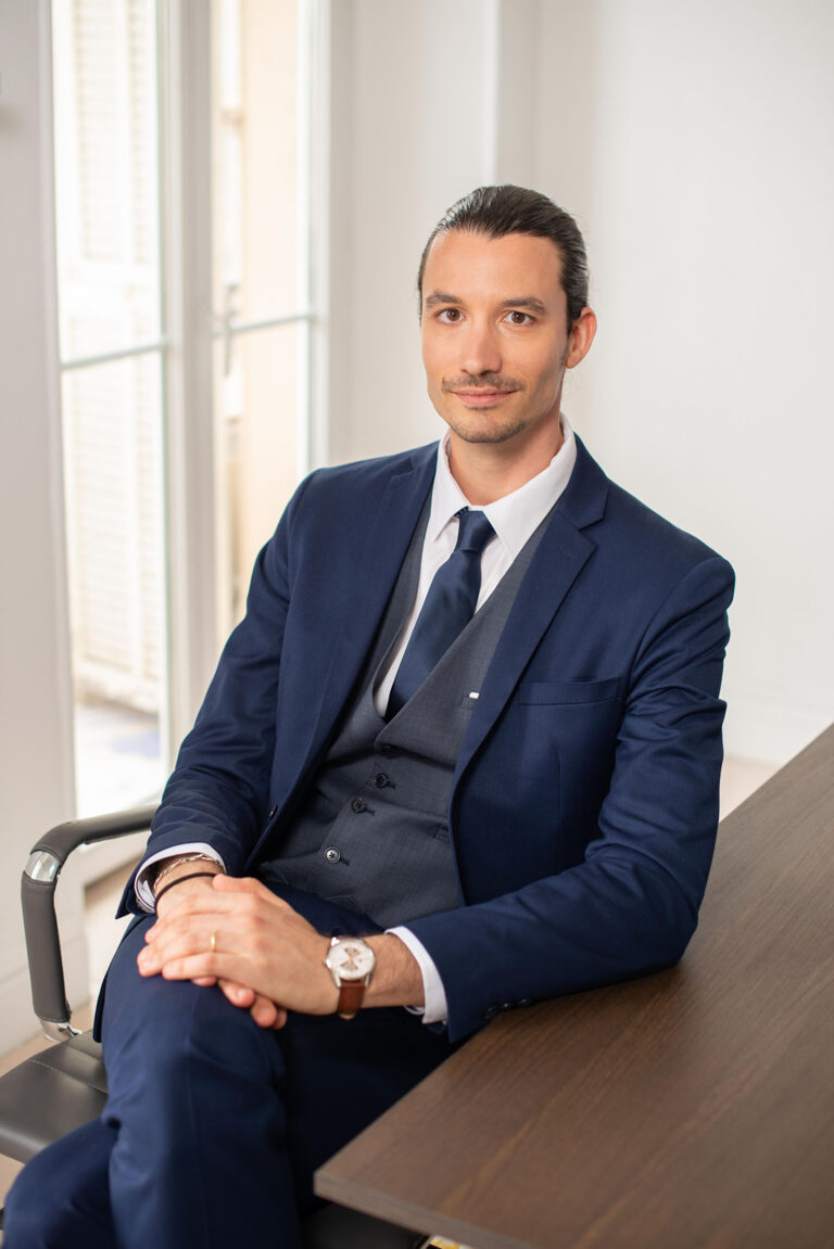 Avocat assis à la table de conférence, prêt à conseiller et défendre ses clients.