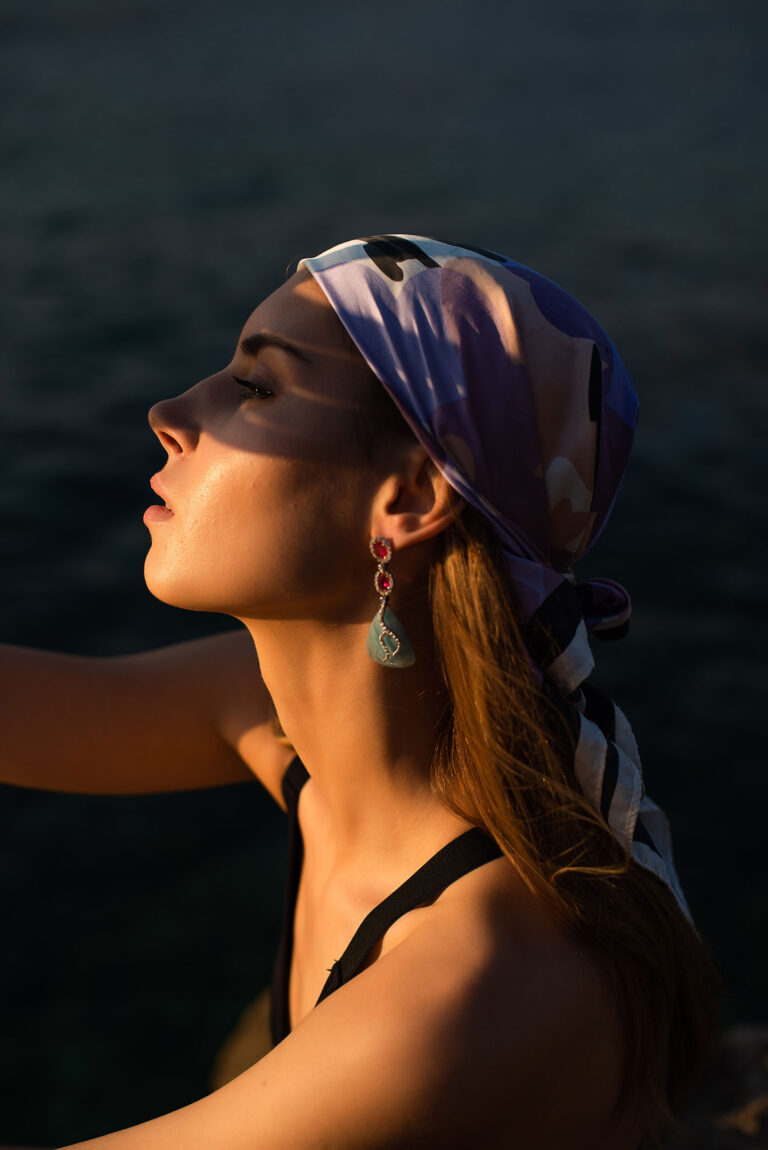 Élégance sous le soleil : bijoux artisanaux sublimés par une lumière naturelle.
