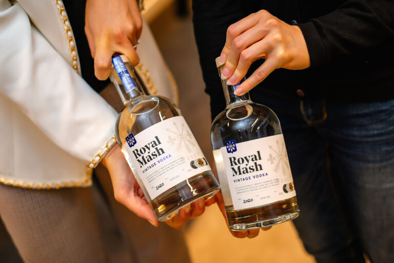 Partenaire de la soirée : bouteilles de Vodka Royal Mash mises en avant.