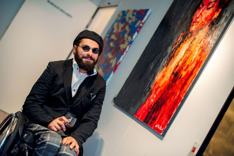 Portrait d’un artiste devant son œuvre : Portrait d’un artiste lors d’un vernissage capturé par un photographe d’événements culturels à Monaco.