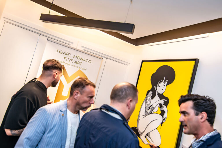 Public admirant les œuvres : Exposition d’art à Monaco, instant capturé par un photographe spécialisé dans les événements culturels.