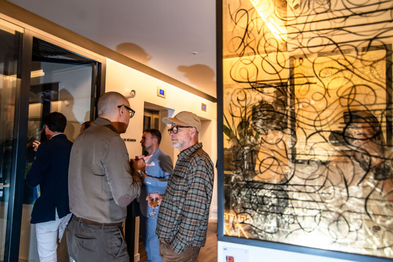 Un moment de convivialité entre invités lors du vernissage.