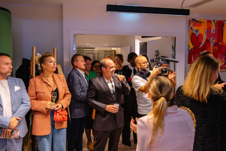 Discours de Faben, l’hôte de l’exposition : Photographie d’un discours d’inauguration lors d’un vernissage d’exposition d’art à Monaco.