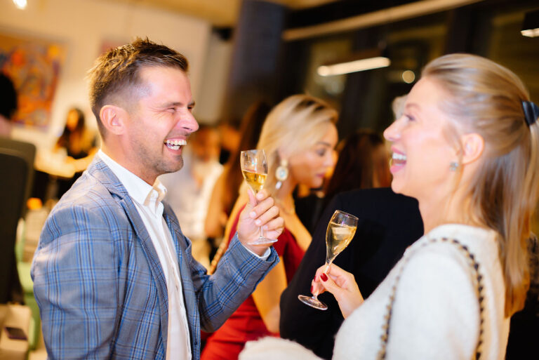 Un duo d’amis échange autour d’un verre dans l’atmosphère feutrée de l’exposition.