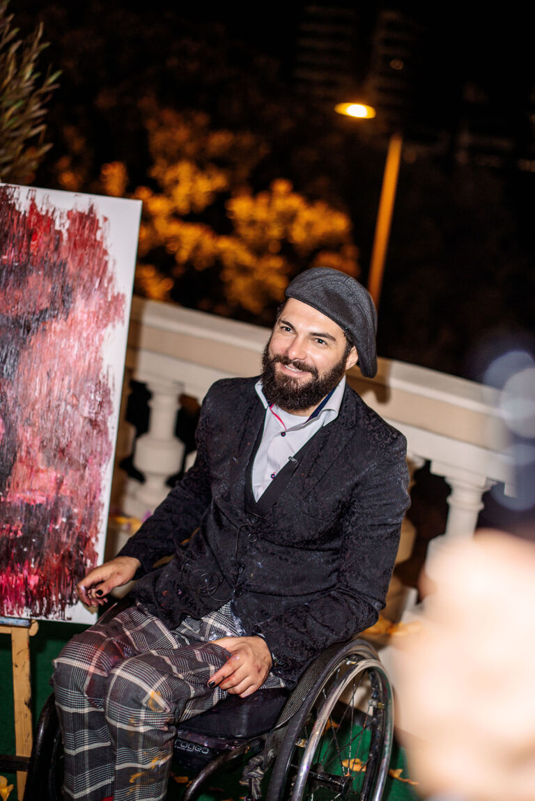 Portrait d’un artiste lors d’un vernissage capturé par un photographe d’événements culturels à Monaco.