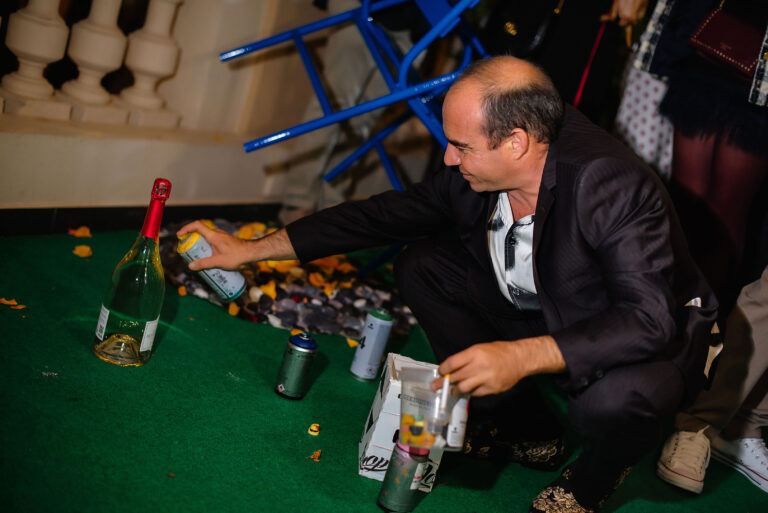 Performance artistique en direct : Faben personnalise une bouteille de champagne.