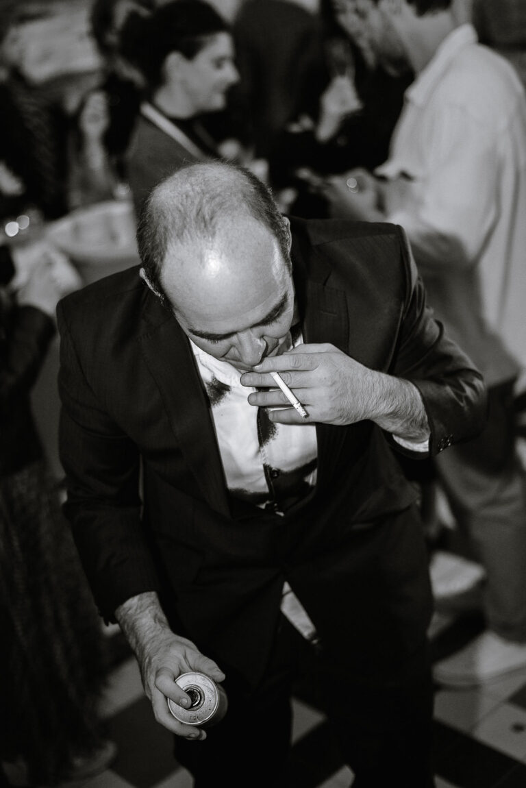 ortrait artistique en noir et blanc de Faben, cigarette aux lèvres et bombe de peinture en main, prêt à laisser son empreinte sur la toile.