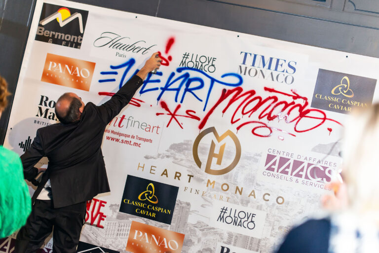 Artiste Faben en train de signer le photocall : un moment clé capturé par un photographe d’événements culturels à Monaco.