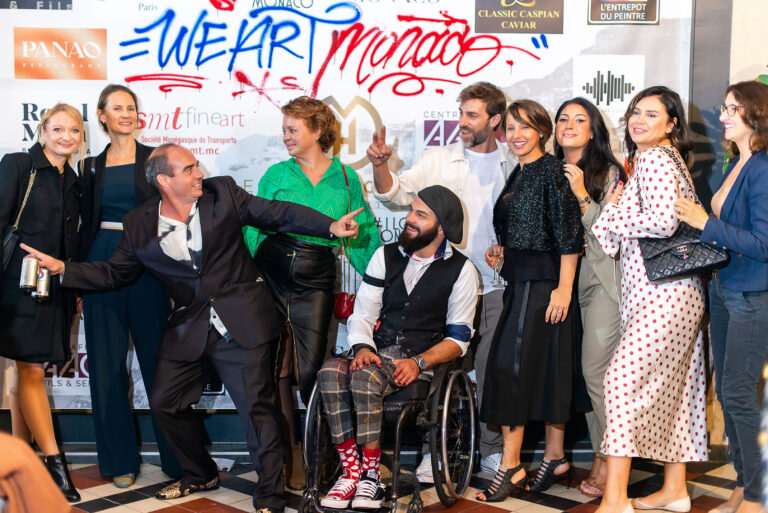 Faben et ses acolytes posent avec complicité devant le photocall, célébrant l’art et la créativité.