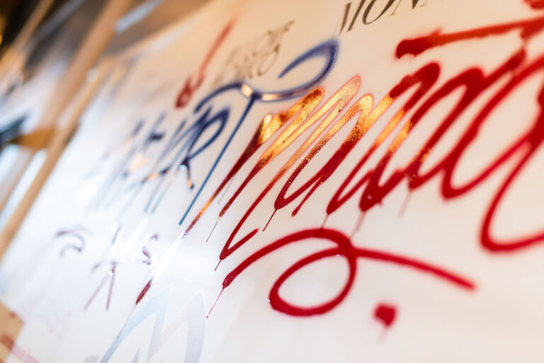 Œuvre mise en valeur sous les lumières de la galerie : Détails d’une exposition d’art immortalisée par un photographe d’événements culturels à Monaco.