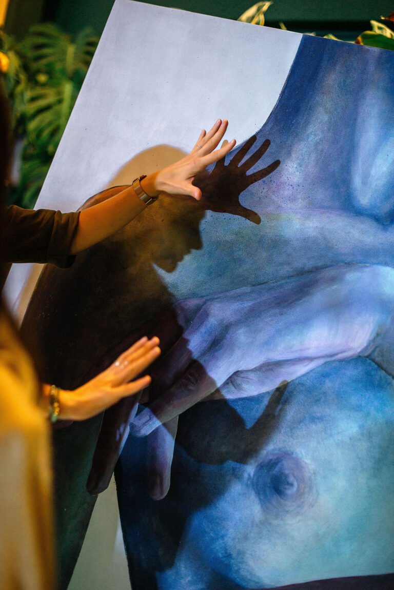 Une artiste dévoile sa vision à travers une œuvre vibrante.