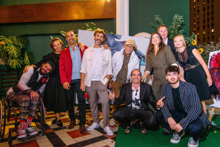 Réunion des talents : photo de groupe des artistes de l’exposition.