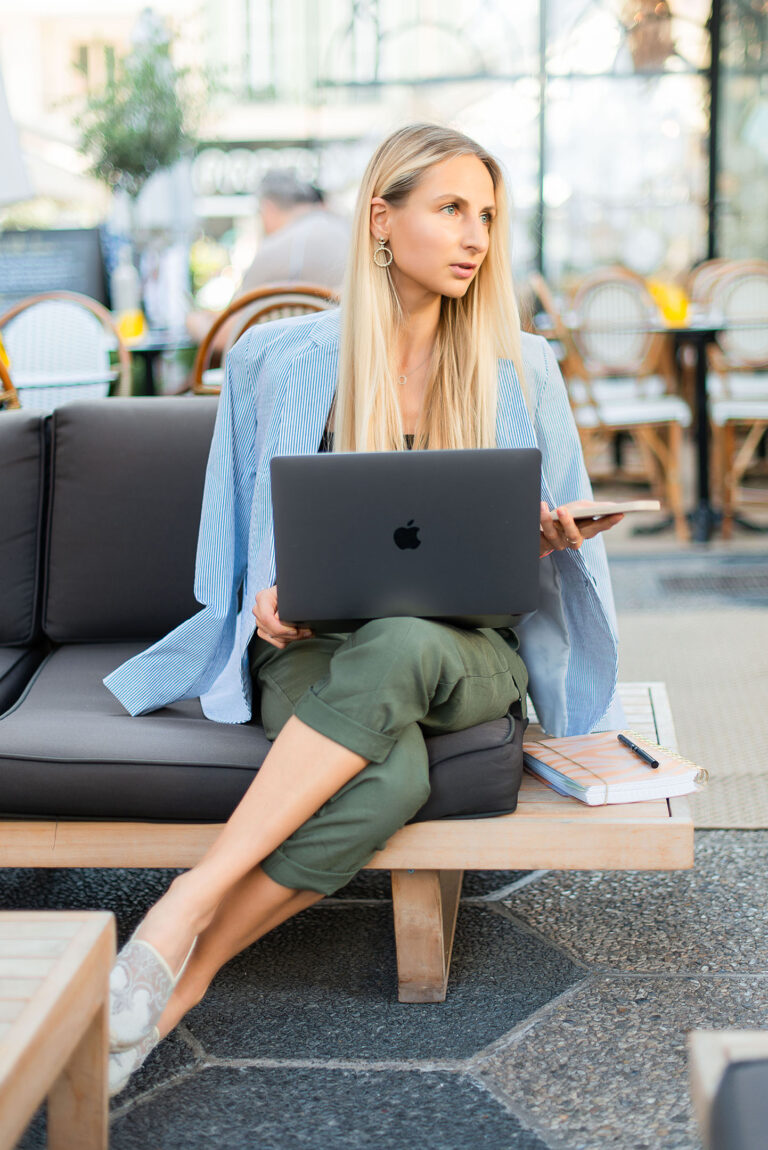 Portrait d’une professionnelle du bien-être travaillant à distance dans un cadre chaleureux.