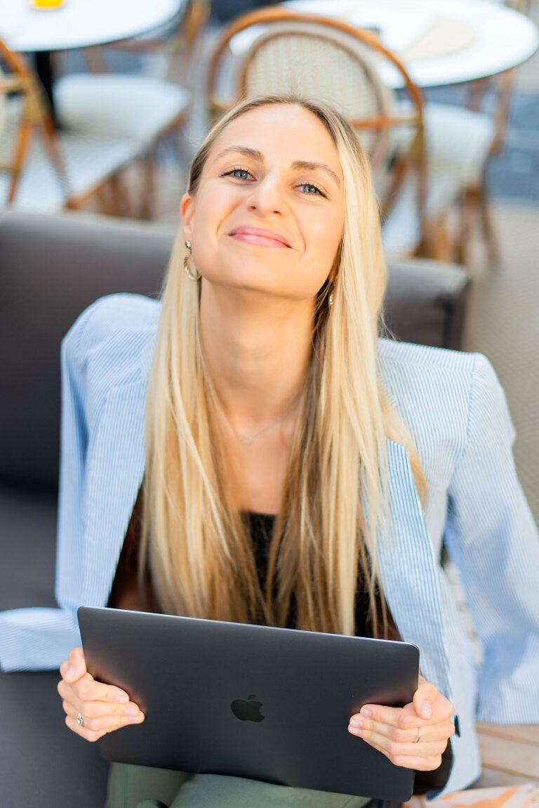 Nutritionniste souriante, incarnant bien-être et énergie positive