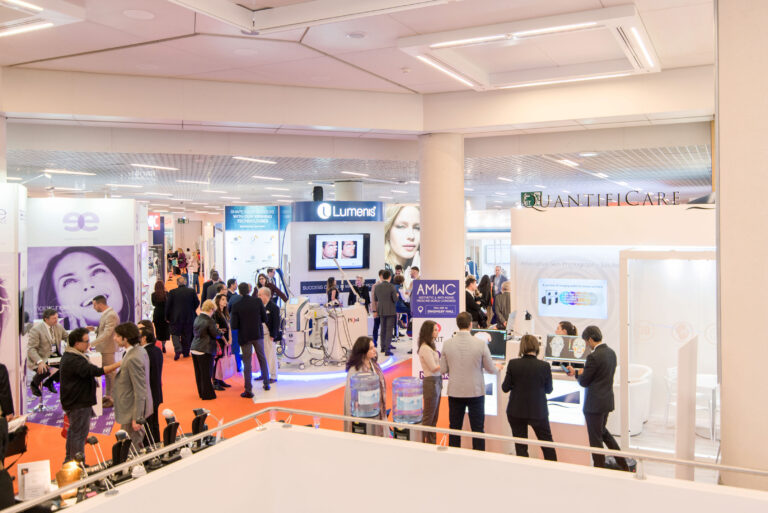 Photographe reportage professionnel Cannes: Moments d’échange entre exposants et visiteurs lors d’un salon B2B à Cannes.