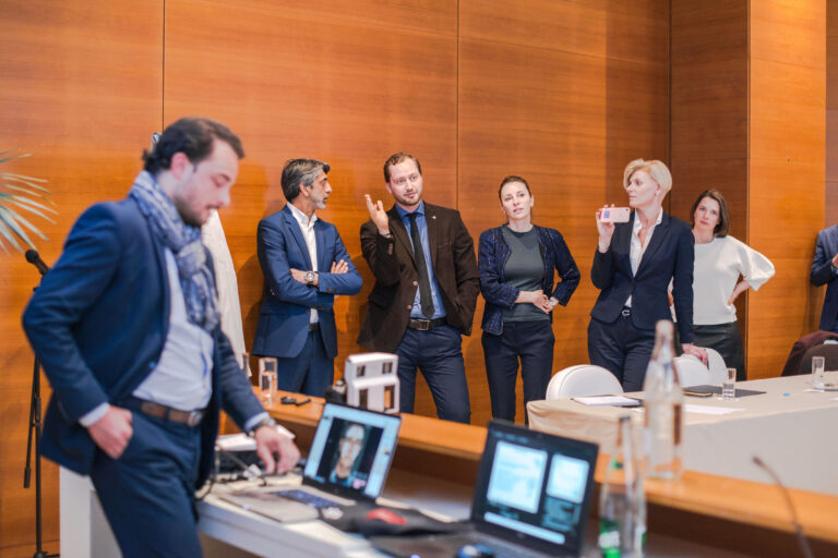 Reportage photo événement d’entreprise Monaco : vue d’ensemble d’une conférence avec un public attentif.